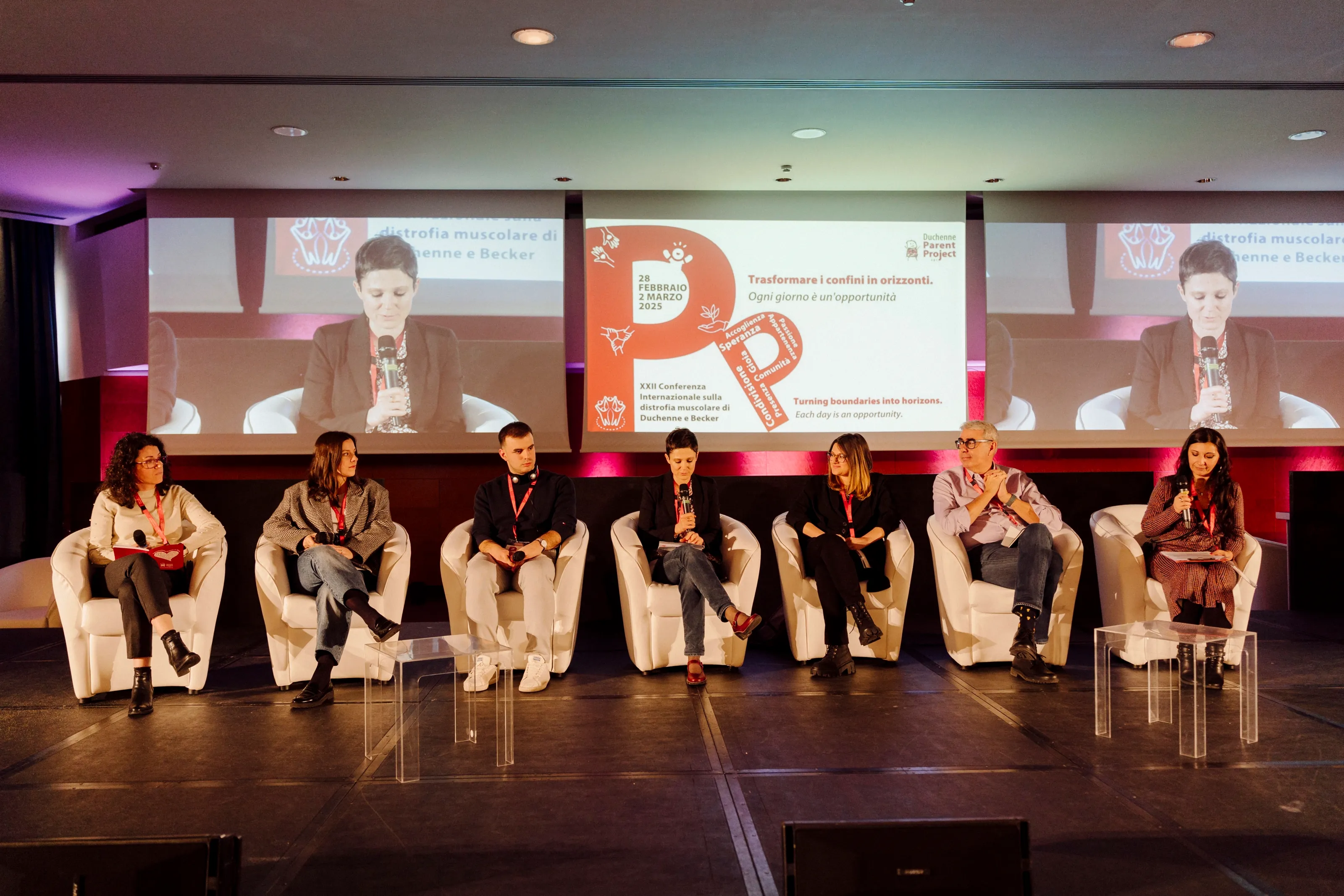 Silvia Bencivelli sul palco durante un evento