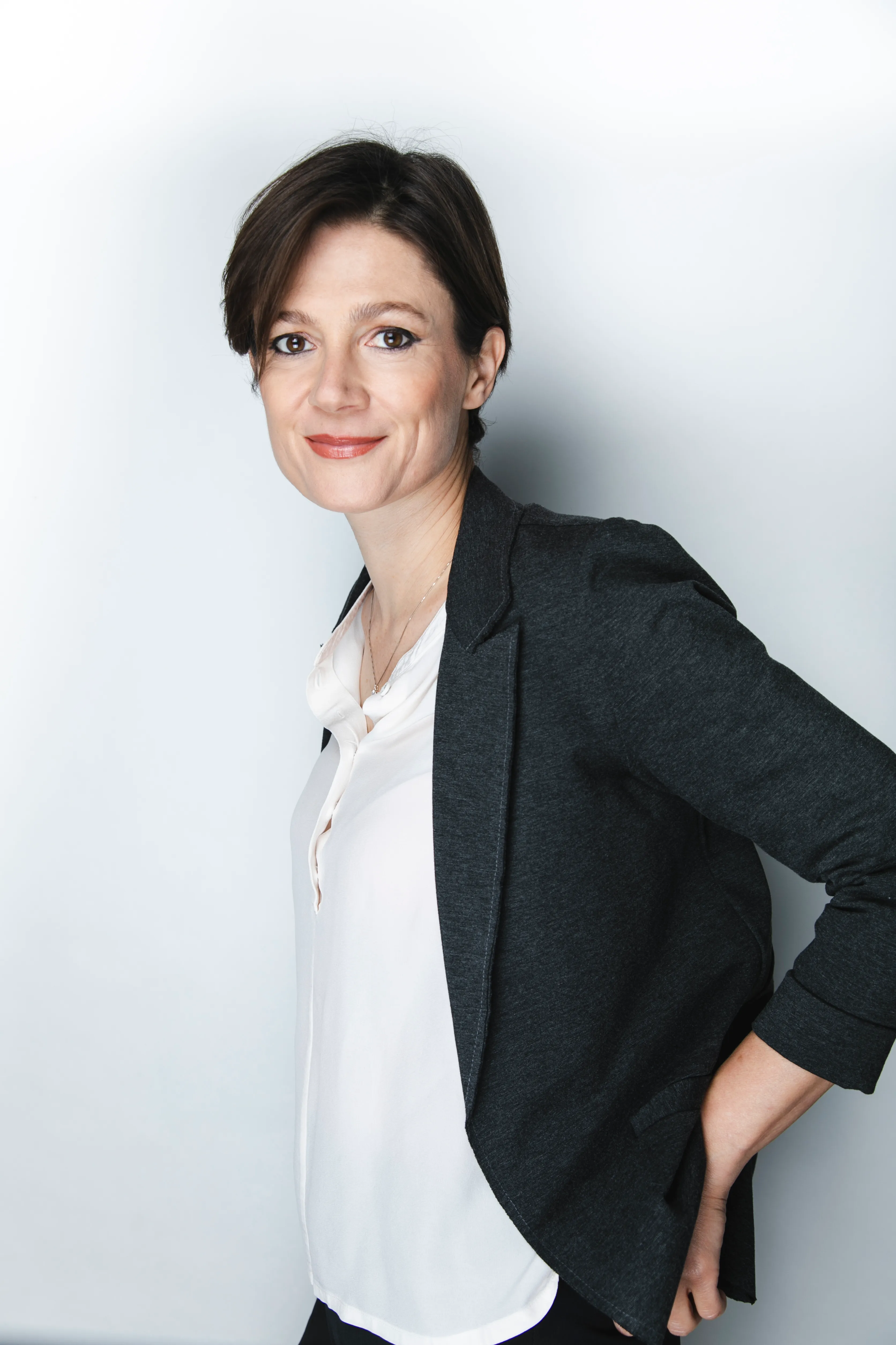 Ritratto di Silvia Bencivelli, di profilo, mano sul fianco