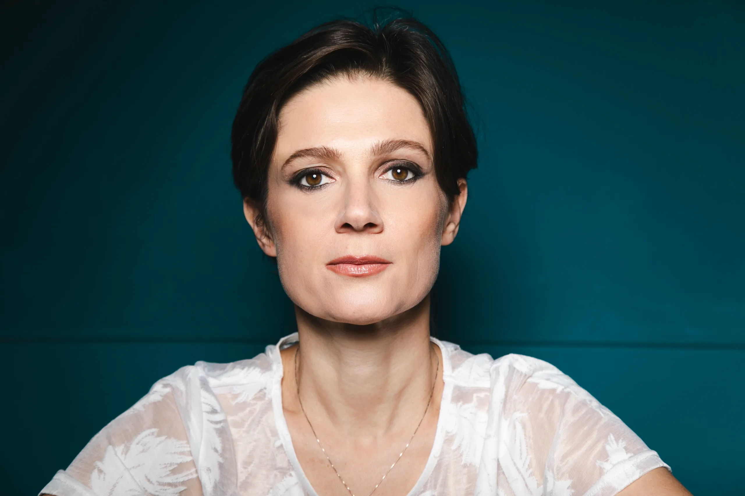 Ritratto di Silvia Bencivelli su fondo turchese