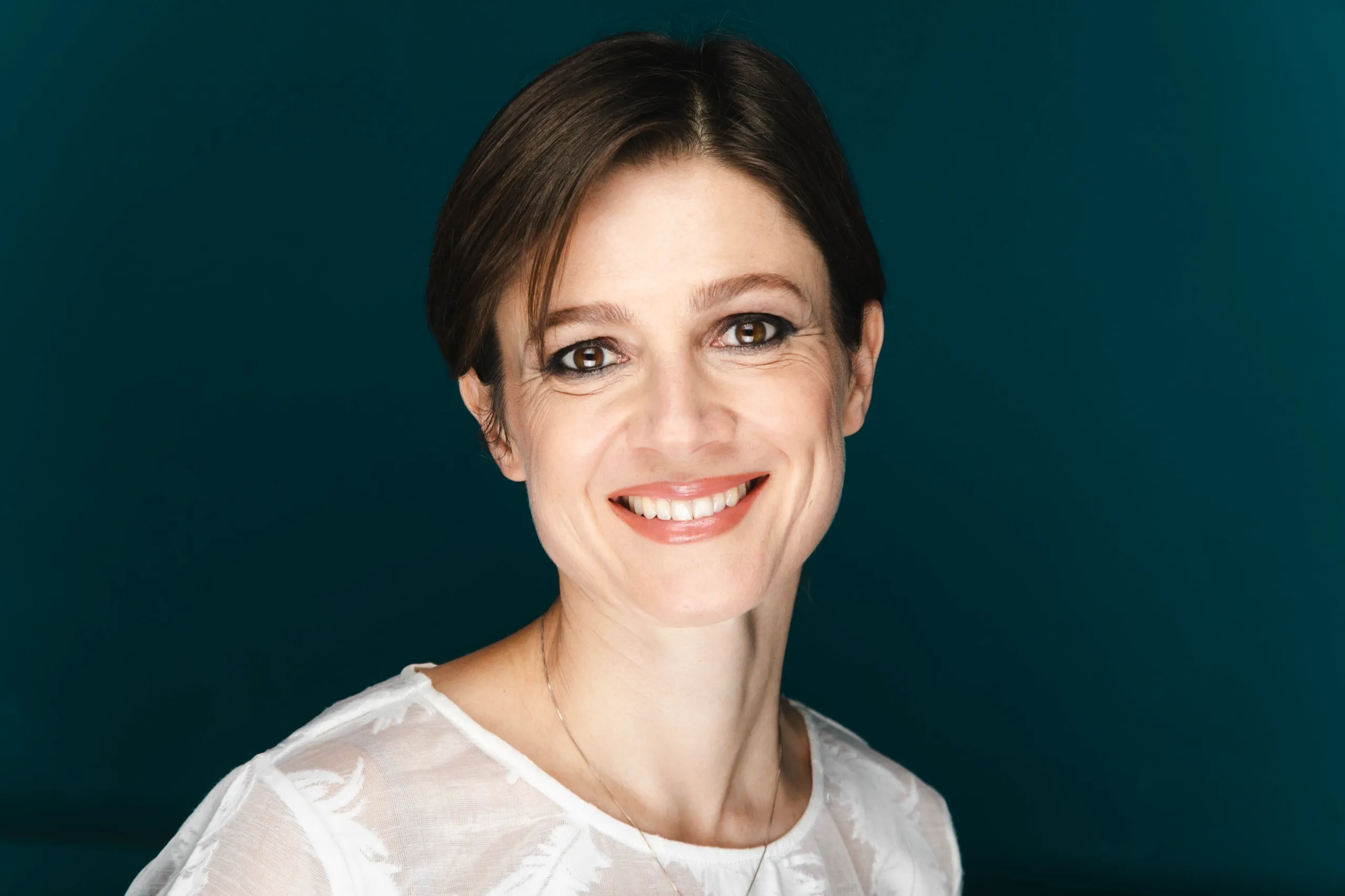 Silvia Bencivelli sorride, su fondo turchese, seconda variante